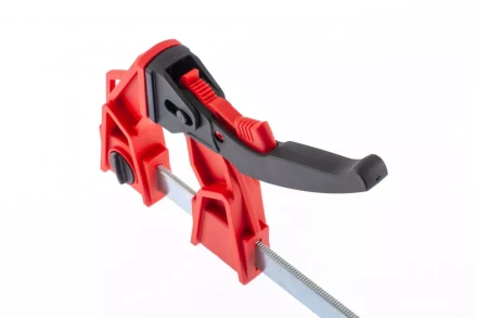 Струбцина реечная быстрозажимная усиленная пластиковый корпус рычажно-храповой механизм 500 х 100 х 661 мм штанга 5 х 22 мм Matrix 20729 купить в Муравленко