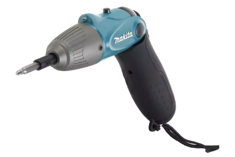 Отвертка Makita 6723DW с набором бит в кейсе купить в Муравленко