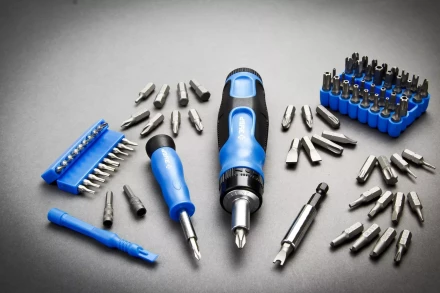 Набор ЗУБР &quot;ЭКСПЕРТ&quot;: Отвертка реверсивная с магнитным битодержателем и отсеком для бит в рукоятке, Cr-V, 130 предметов 25237-H129 купить в Муравленко