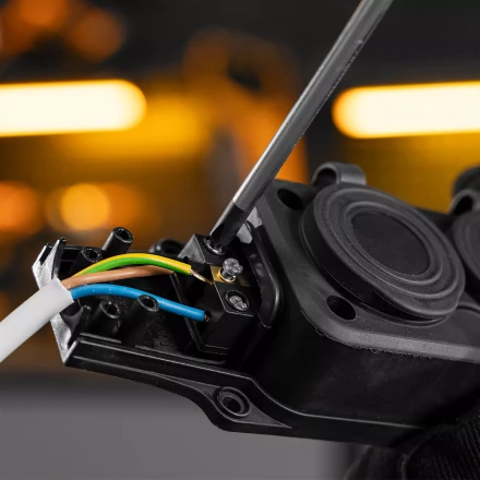 Шнур сетевой Denzel Energy Series, ПВС, 1,5 м, 3 x 1 мм, с неразборной вилкой, белый, 3 м, 37662 купить в Муравленко