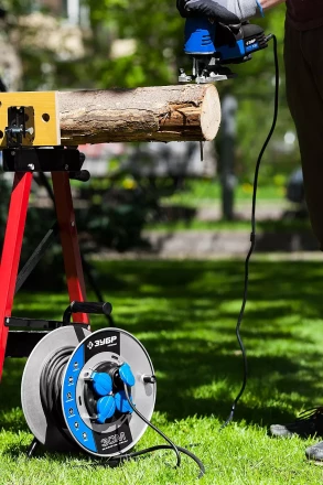 Удлинитель ЗУБР &quot;ПРОФИ&quot; на металл катушке, КГ 3х1,5кв мм, морозостойкий, 4 гнезда, IP44, макс мощность 3500Вт, 50м 55085-50 купить в Муравленко