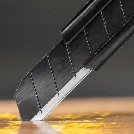 Нож Denzel, 9 мм, сменное лезвие, SK4, алюминиевый корпус, торцевой зажим, 78901 купить в Муравленко