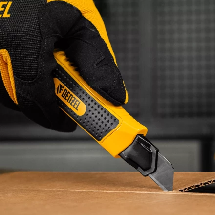 Нож Denzel, 18 мм, сменное лезвие, SK4, корпус из цинкового сплава + TPR, торцевой зажим 78904 купить в Муравленко