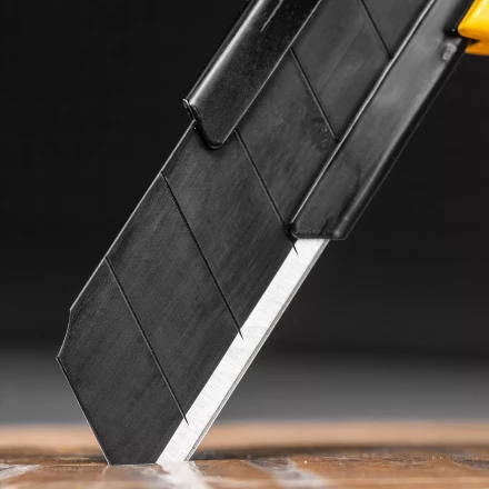 Нож Denzel, 18 мм, сменное лезвие, SK4, корпус из цинкового сплава + TPR, торцевой зажим 78904 купить в Муравленко