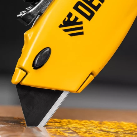 Нож Denzel, 19мм, сменное трапециевидное  лезвие, SK4, алюминиевый корпус, торцевой зажим купить в Муравленко