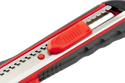 Нож 18мм, выдвижное лезвие, металлическая направляющая, эргономичная двухкомпонентная рукоятка MATRIX 78933 купить в Муравленко