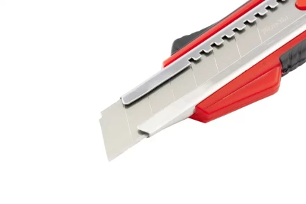 Нож 18мм, выдвижное лезвие, металлическая направляющая, эргономичная двухкомпонентная рукоятка MATRIX 78933 купить в Муравленко