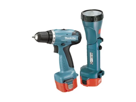 Аккумуляторная дрель-шуруповерт Makita 6271DWALE +Фонарь купить в Муравленко