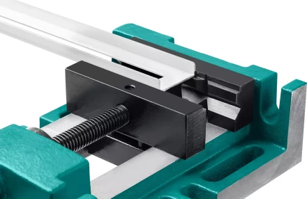 Тиски KRAFTOOL станочные трехсторонние 32716-100 купить в Муравленко