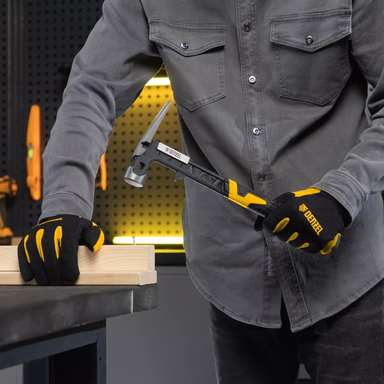 Молоток строительный 450 г, цельнокованый,боек с магнитом, двухкомп. обрезин. рук-ка Denzel 10468 купить в Муравленко