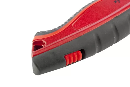 Нож 18мм, выдвижное трапециевидное лезвие, эргономичная двухкомпонентная рукоятка + 3 лезвия MATRIX QUIK BLADE 78925 купить в Муравленко