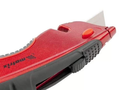 Нож 18мм, выдвижное трапециевидное лезвие, эргономичная двухкомпонентная рукоятка + 3 лезвия MATRIX QUIK BLADE 78925 купить в Муравленко