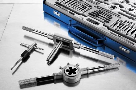 Набор метчиков и плашек ЗУБР &quot;ПРОФЕССИОНАЛ&quot;, сталь Р6М5, 110 предметов 28110-H110 купить в Муравленко