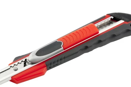 Нож 9мм, выдвижное лезвие, металлическая направляющая, двойная фиксация, эргономичная двухкомпонентная рукоятка MATRIX QUIK BLADE 78934 купить в Муравленко