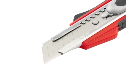 Нож 18мм, выдвижное лезвие, металлическая направляющая, двойная фиксация, эргономичная двухкомпонентная рукоятка MATRIX QUIK BLADE 78936 купить в Муравленко