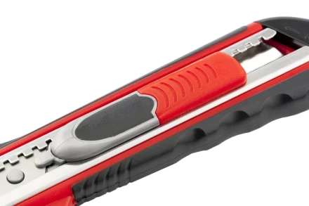 Нож 18мм, выдвижное лезвие, металлическая направляющая, двойная фиксация, эргономичная двухкомпонентная рукоятка MATRIX QUIK BLADE 78936 купить в Муравленко