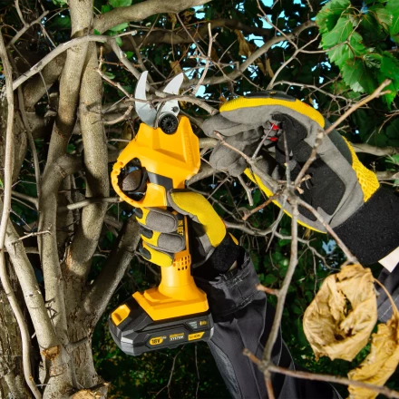 Секатор аккумуляторный Denzel CP-30 59435, 18В Li-Ion купить в Муравленко