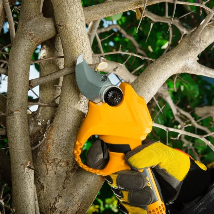 Секатор аккумуляторный Denzel CP-30 59435, 18В Li-Ion купить в Муравленко