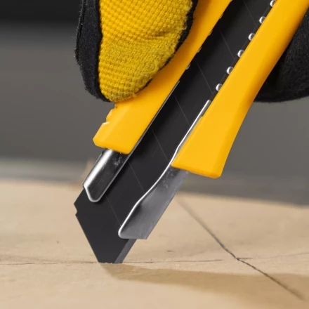 Нож Denzel, 18 мм, сменное лезвие, SK4, метал. направляющая, нажимной фиксатор, 78942 купить в Муравленко