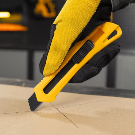 Нож Denzel, 18 мм, сменное лезвие, SK4, облегченный корпус, нажимной фиксатор, 78941 купить в Муравленко