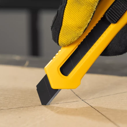 Нож Denzel, 18 мм, сменное лезвие, SK4, облегченный корпус, нажимной фиксатор, 78941 купить в Муравленко