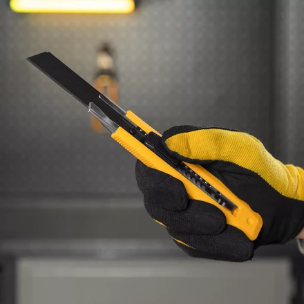 Нож Denzel, 18 мм, сменное лезвие, SK4, метал. направляющая, клипса, нажимной фиксатор, 78940 купить в Муравленко