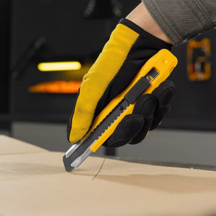 Нож Denzel, 18 мм, сменное лезвие, SK4, метал. направляющая, клипса, нажимной фиксатор, 78940 купить в Муравленко