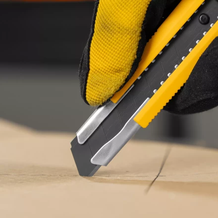 Нож Denzel, 18 мм, сменное лезвие, SK4, метал. направляющая, клипса, нажимной фиксатор, 78940 купить в Муравленко