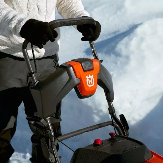 Бензиновый снегоуборщик Husqvarna ST 131 купить в Муравленко