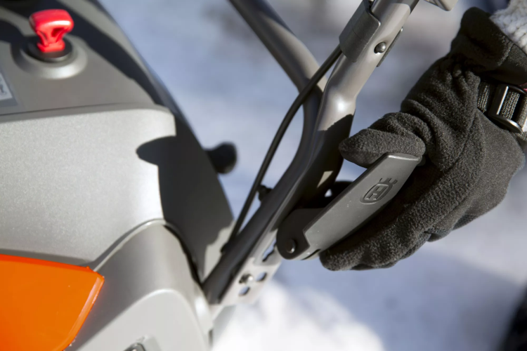Бензиновый снегоуборщик Husqvarna ST 131 купить в Муравленко