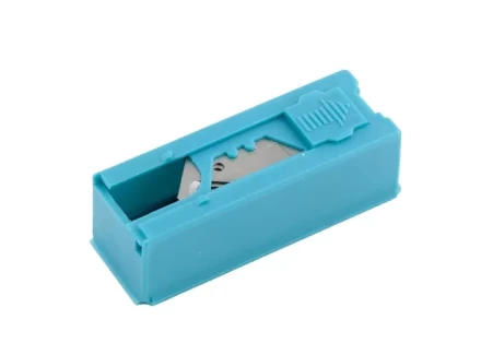 Лезвия 19 мм трапециевидные крючкообразные пластиковый пенал 12 шт GROSS 79379 купить в Муравленко